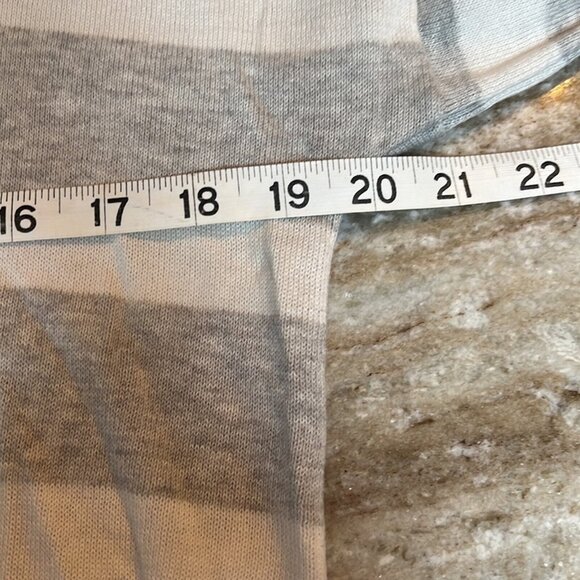 Tahari hooded sweater Women’s gray & white striped size medium - Picture 7 of 8